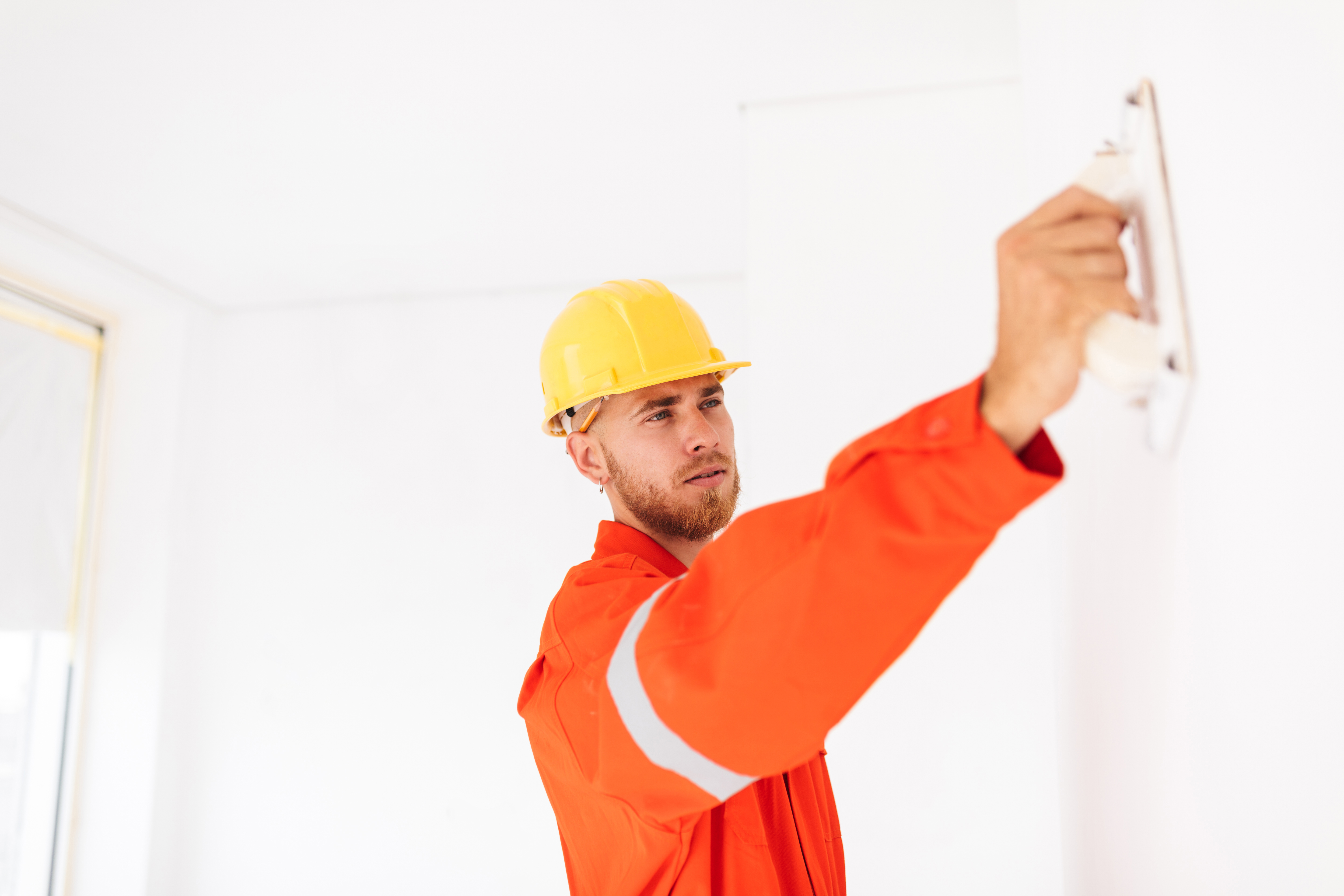 worker is rennovating the appartment(ремонт квартир під ключ)