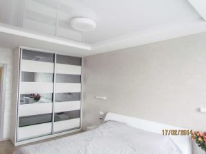 капітальний ремонт квартири 80 м² - спальня, виконана у світло-бежевих кольорах та з білими меблями
