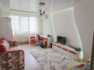 Капітальний ремонт квартири 80 м² - дитяча кімната, виконана у світлих кольорах з натяжною стелею та нішами