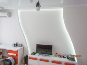 капітальний ремонт квартири 80 м² - дитяча кімната, виконана у світлих кольорах та меблями з якскраво-оранжевими вставками
